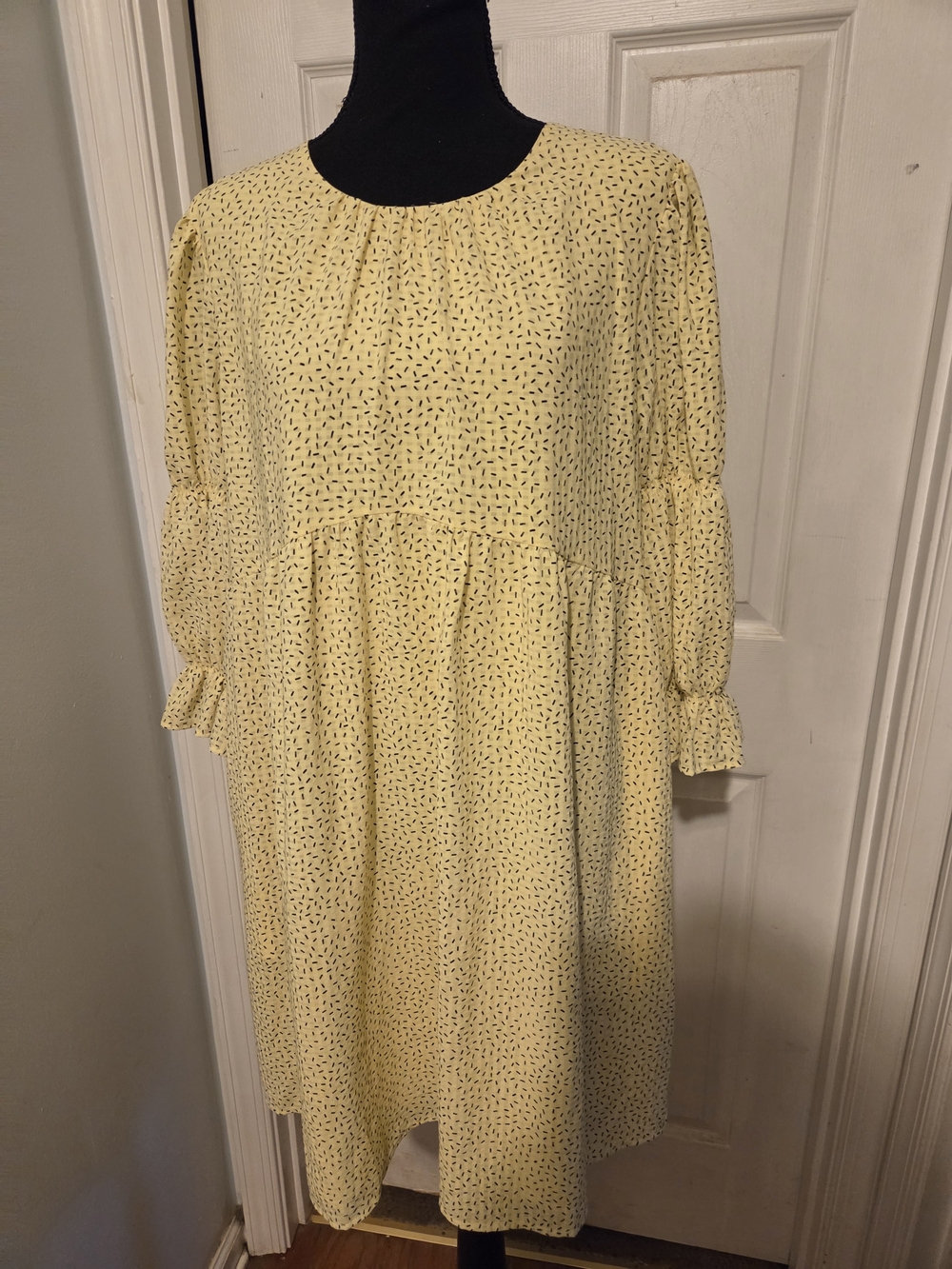 Who What Wear Pale Yellow Printed Midi Dress with Ruffle Cuffs